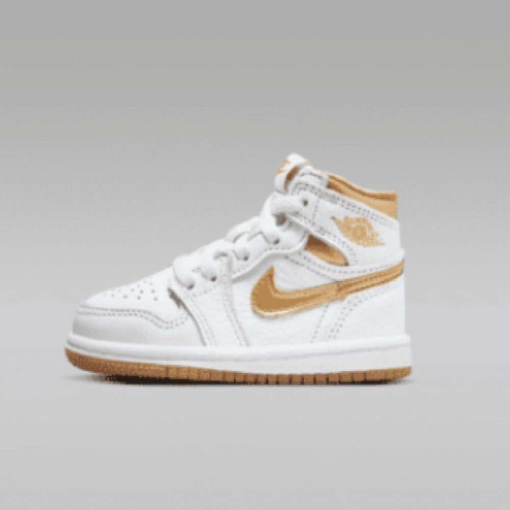 Nike Jordan 1 Retro High
OG "White and Gold" size 10c
